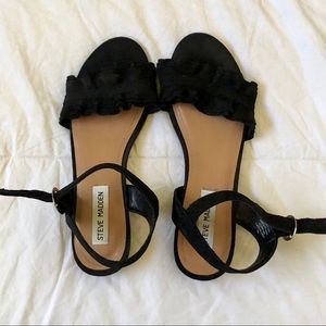 STEVE MADDEN Black Ruffle Sandals